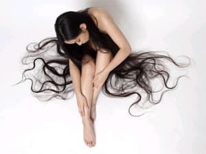 Фото: длинные волосы и сухая кожа головы