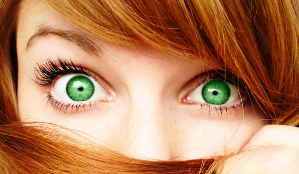 Цвет волос. подходящий для зеленых глаз