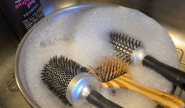 Как промыть расческу. Как почистить щетку для волос с натуральной щетиной. Как очистить пластмассовое изделие